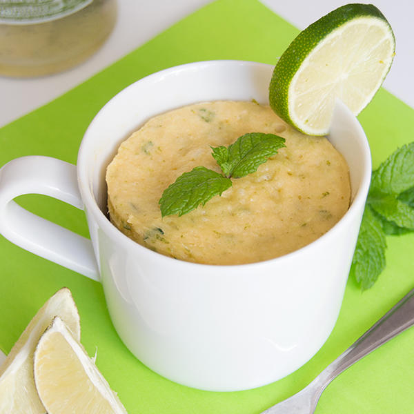 Mug cake met limoen en munt