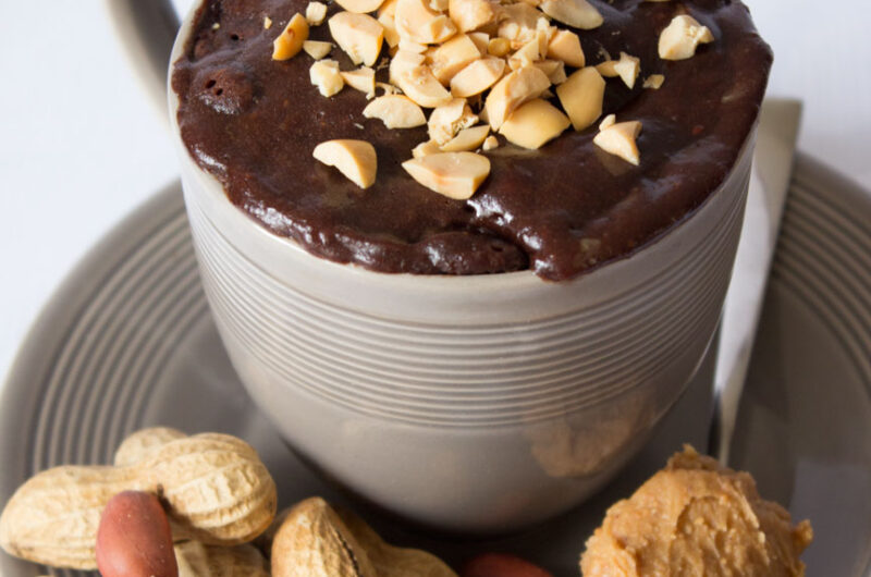 Chocolade mug cake met pindakaas