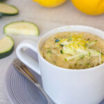 Dadel mug cake met chocolade, honing en walnoten