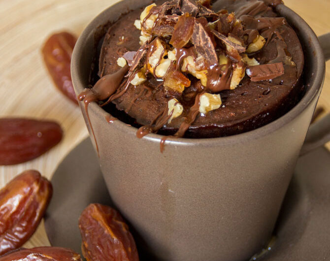 Dadel mug cake met chocolade, honing en walnoten