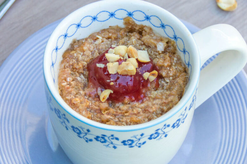 Havermout mug cake met pindakaas
