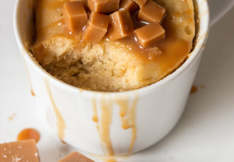 Mug cake met gezouten karamel