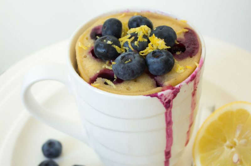 Vanille mug cake met bosbessen en citroen